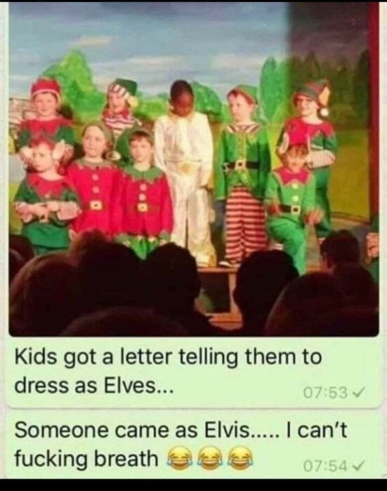 Barn utklädda till älvor och ett barn i Elvis-kostym på en teaterscen.