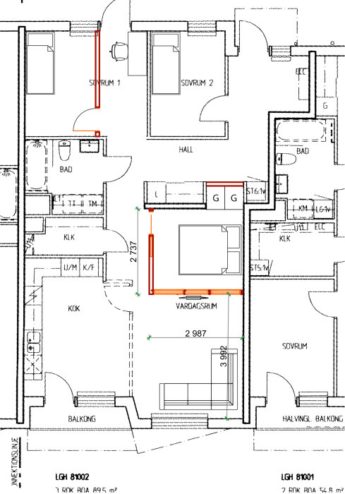 Ritning av en lägenhets planlösning med markerade ändringar av väggar i rött, betecknat som "efter" renovering.