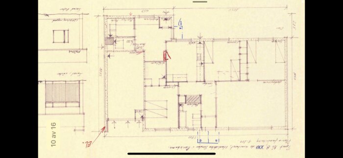 Ritad arkitektonisk planritning med mått och detaljer för en byggnads layout.