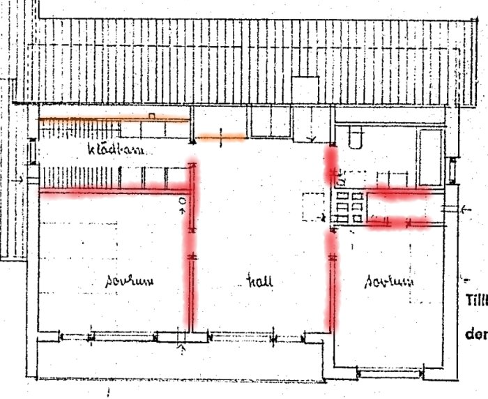 Konstruktionsritning av en övervåning med vissa väggar rödmarkerade för rivning och andra orangemarkerade för att visa bjälkar.