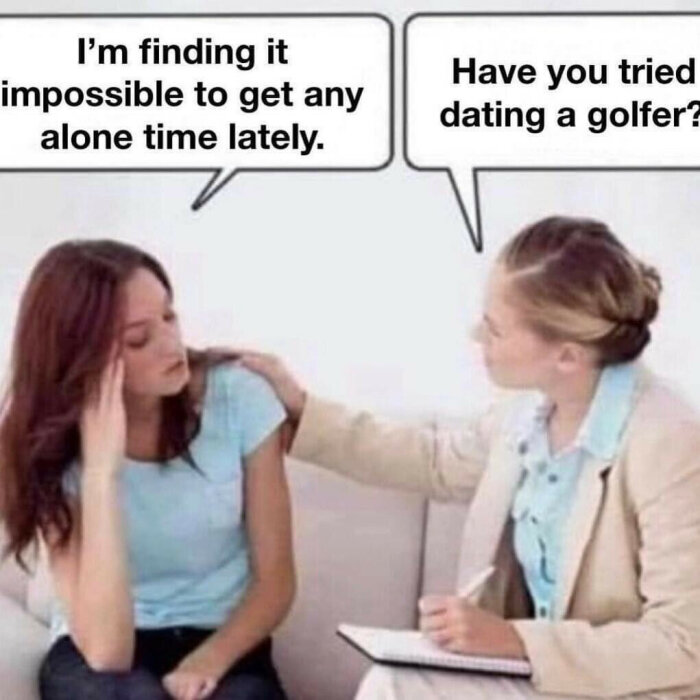 Två kvinnor i en sittande diskussion med pratbubblor om att inte få ensamtid och att dejta en golfare.