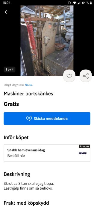 Begagnad maskin, möjligen en hydraulisk press, bortskänkes med synligt slitage och rost, placerad utomhus.