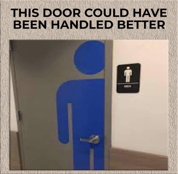 Toalettdörr med figurdesign där dörrhandtaget ser ut som figurens könsorgan.