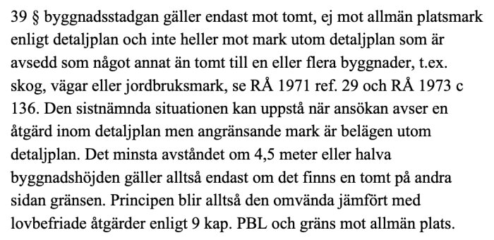 Textutdrag ur en juridisk dokumentation som rör byggnadsstadgan angående gränsbestämmelser för tomt och allmän platsmark.