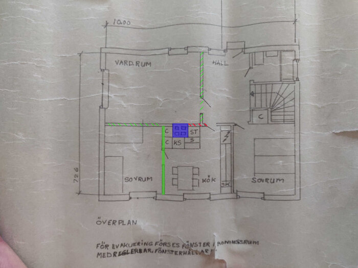 Handritad planritning av övervåning i ett hus med markerade väggar för renovering.