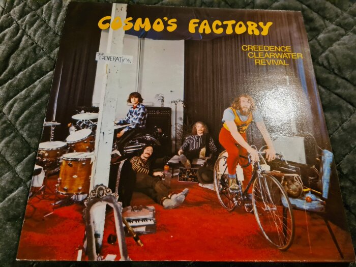 Creedence Clearwater Revival's "Cosmo's Factory" LP omslag med bandmedlemmar och instrument.