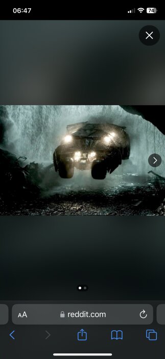 Ett fordon med tända strålkastare svävar genom en vattenfylld grotta.