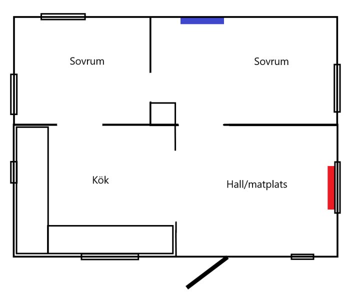 Ritning av stuga med markerade platser för värmepump, blått i sovrum och rött i hall.