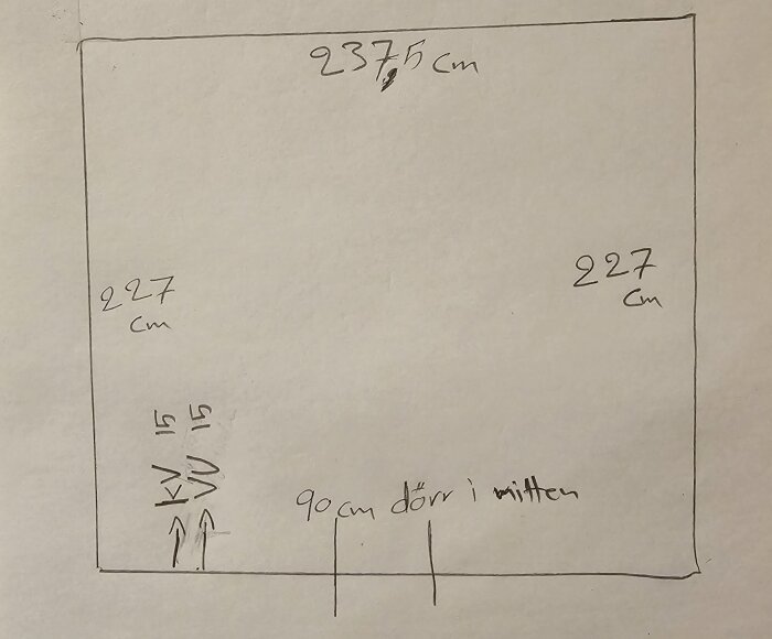 Handritad skiss av ett kvadratiskt utrymme med måtten 237,5 cm med dörren i mitten och vattenledningar markerade.