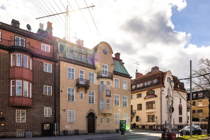 Ståtlig byggnad på Östermalm som tidigare kan ha varit en ambassad, med historisk arkitektur.