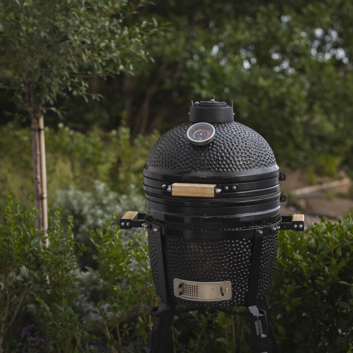 Kamado Sumo Signature Junior keramikgrill i utomhusmiljö med inbyggd termometer.