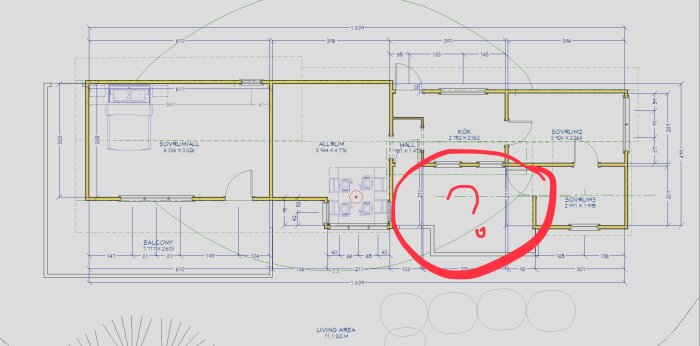 Arkitektritning av en bostad med en röd ring runt ett oklart utrymme intill vardagsrummet.