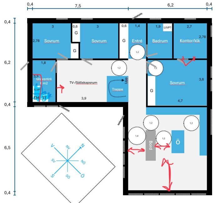 Planritning av hus med markerade sovrum, kök, hall och tvättstuga med noterade mått och layout.