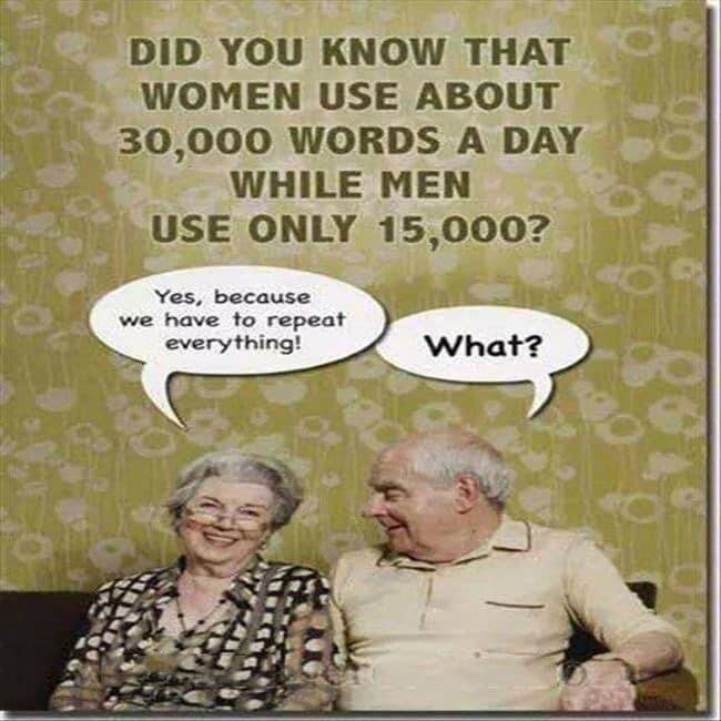 Äldre par skämtar om kommunikation med pratbubblor på humoristisk bild.