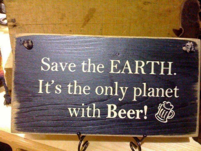 Blått skylt med texten "Save the EARTH. It's the only planet with Beer!" och en ölkrus-ikon.