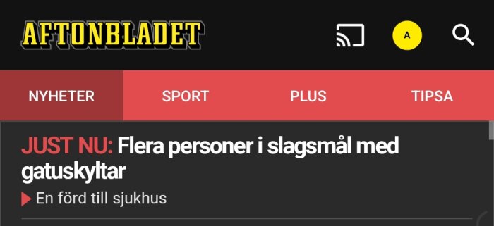 Skärmdump från Aftonbladet med nyheten "JUST NU: Flera personer i slagsmål med gatuskyltar, En förd till sjukhus".