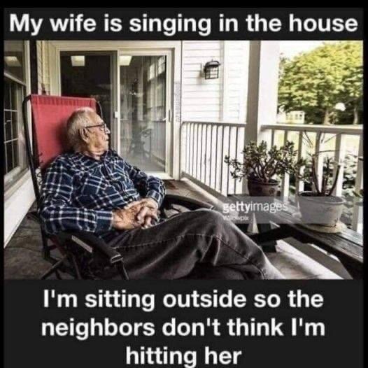 Äldre man sitter i en solstol på en veranda med text som skämtsamt anspelar på att han undviker missförstånd med grannar.
