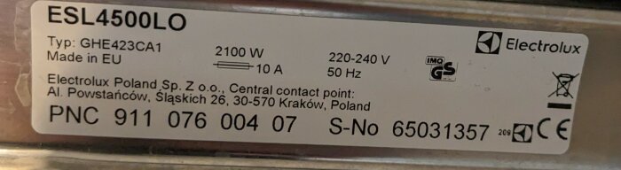 Typskylt på en Electrolux ESL4500LO diskmaskin med specifikationer och modellinformation.