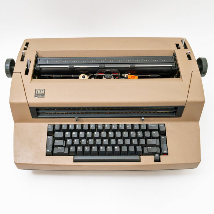 En beige IBM Selectric skrivmaskin med utbytbar skrivkula och tangentbord.