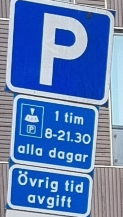 Parkeringsskyltar som visar 1 timmes parkering 8-21.30 alla dagar och avgift under övrig tid.