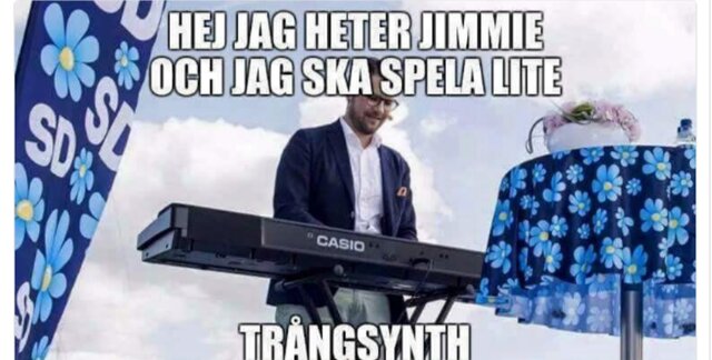 Person spelar på en keyboard med texten "Hej jag heter Jimmie och jag ska spela lite trångsynth" och en flagga med "SD".