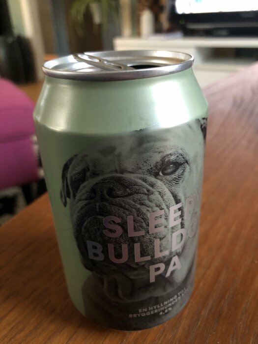 En burk med drycken 'Sleepy Bulldog Pale Ale', med bild av bulldogg på etiketten.