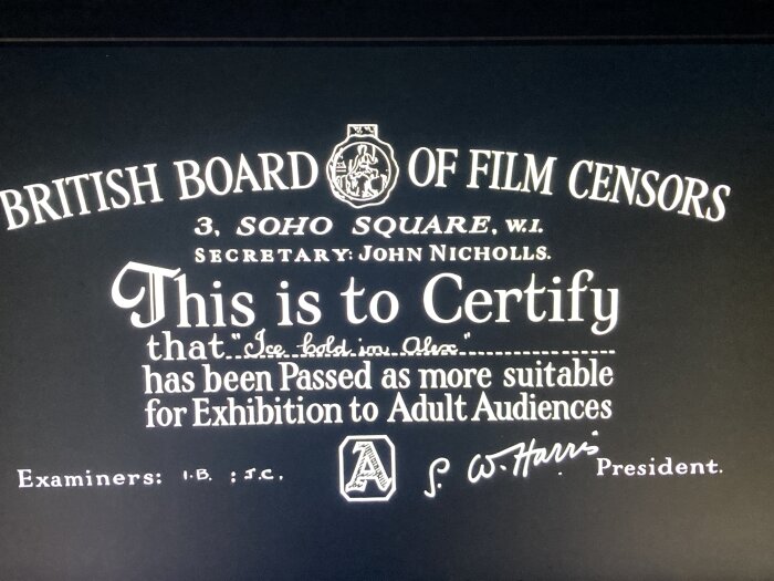 Certifikat från British Board of Film Censors som anger att en film är lämplig för vuxna.
