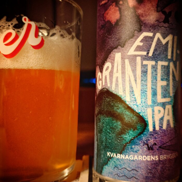 Glas med öl och detalj av öletikett med texten "Emil Granitens IPA, Kvarnagårdens Bryggeri".