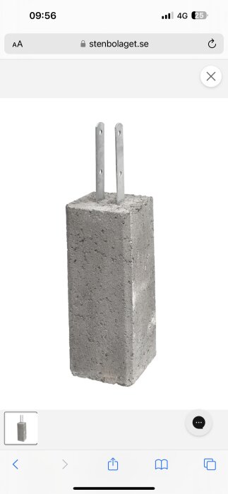 En betongplint med två metallstolpskor för montering av reglar eller sockel.
