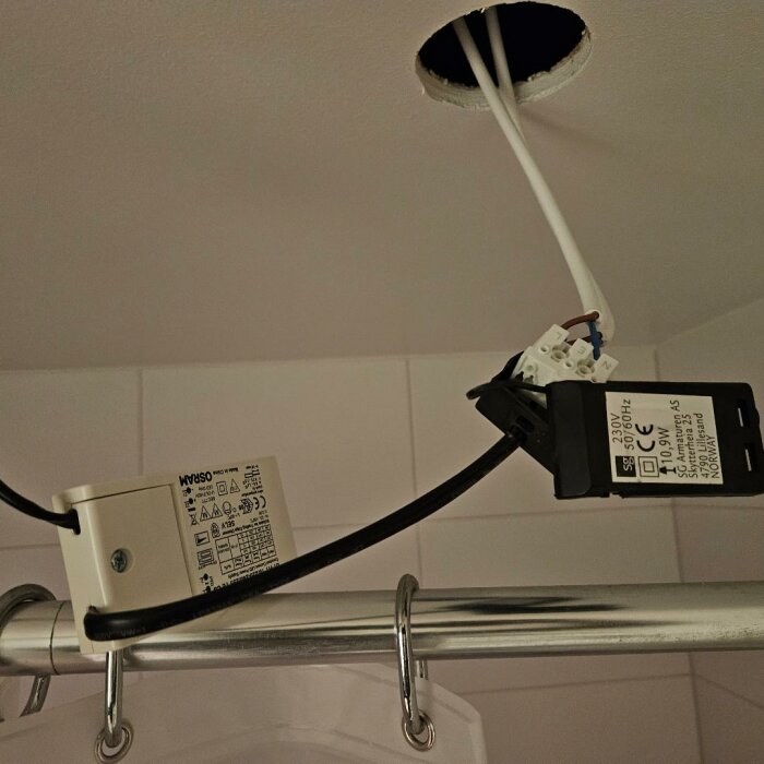 Elektrisk koppling för downlight i badrum med öppen armatur och synligt drivdon.