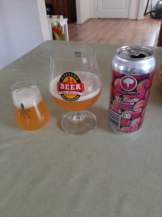 Ölglas märkt Öresund Beer & Whisky Festival och en burk Neo Fläder New England IPA på ett bord.