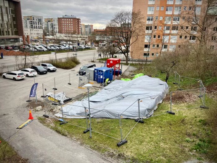 Stor duk täcker mark i urbant område för bekämpning av invasiv växt.