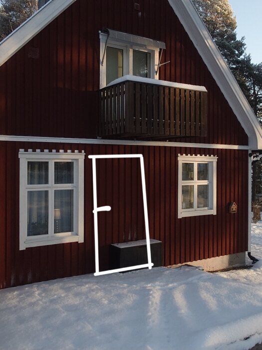 Rödmålat hus med konceptbild av en framtida altandörr brevid befintligt fönster.