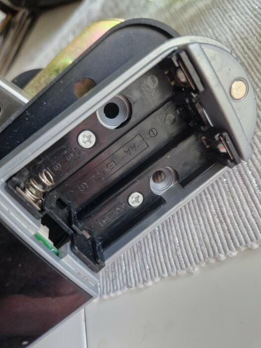 Skadat batteripack med lossnade kontaktbleck efter att ha blivit förstört av hundar.