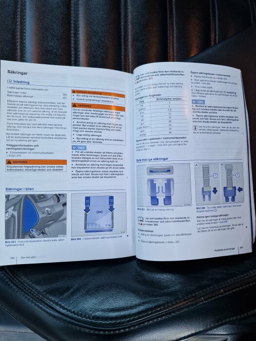 Öppen instruktionsbok som visar kapitlet om säkringar med text och illustrationer.