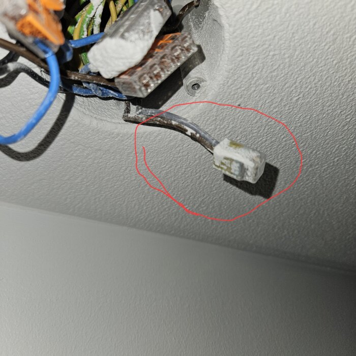 Elektrisk anslutning och kablar i en väggdosa med en utmärkt potentiell tändtråd.