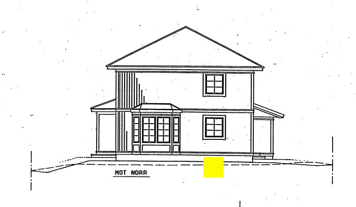 Ritning av husfasad med markerad plats för krypgrundslucka i gult på norrsidan.