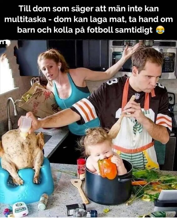 Två vuxna och ett barn som multitaskar i köket med matlagning, barnpassning och sporttittande.