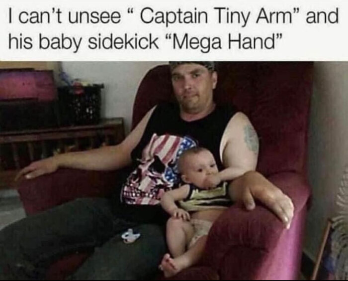 Man i t-shirt med amerikansk flagga sitter i soffa med ett spädbarn, optisk illusion skapar 'liten arm' effekt.