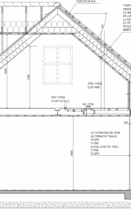 Sektionsritning av ett hus med måttangivelser för takstolars tjocklek och isolering.