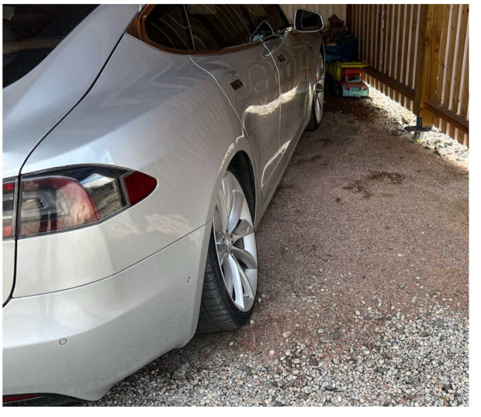 Tesla Model S med skadad undre länkarm vilket orsakat att framhjulet vikt sig onormalt under bilen.