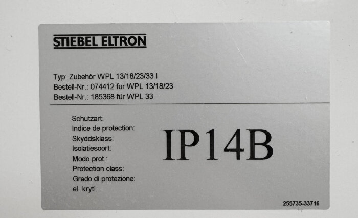 Informationskylt för Stiebel Eltron-produkt visar typ, beställningsnummer och skyddsklass IP14B.