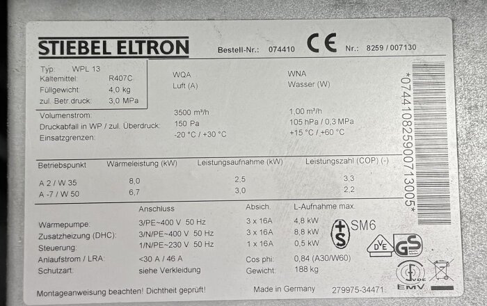 Specifikationsetikett för Stiebel Eltron värmepump med tekniska data såsom typ, kylmedel, volymström och märkningar.