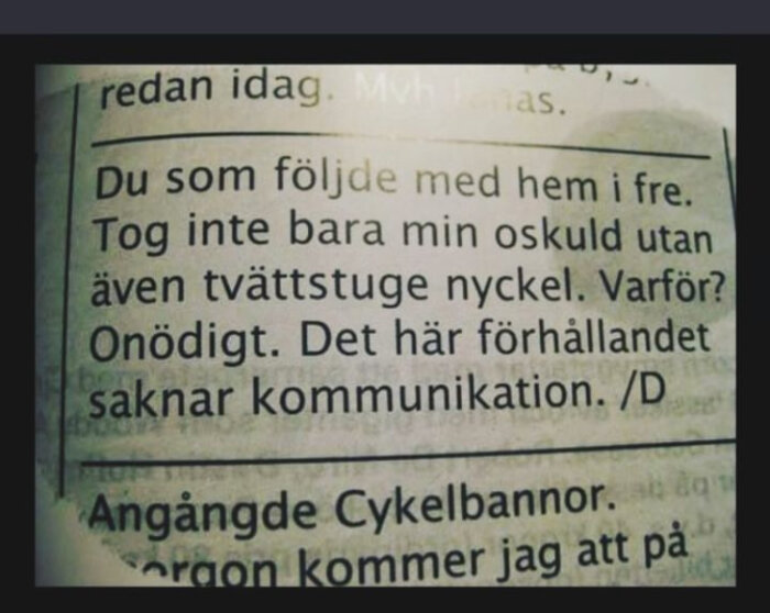 En urklippt tidningsannons med en text om förlorad oskuld och tvättstugenyckel som implicerar avsaknad av kommunikation.