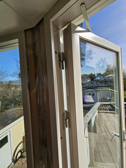 Skjev balkongdörr med ett synligt gap mellan dörren och karmen, demonstrerar behovet av justering.