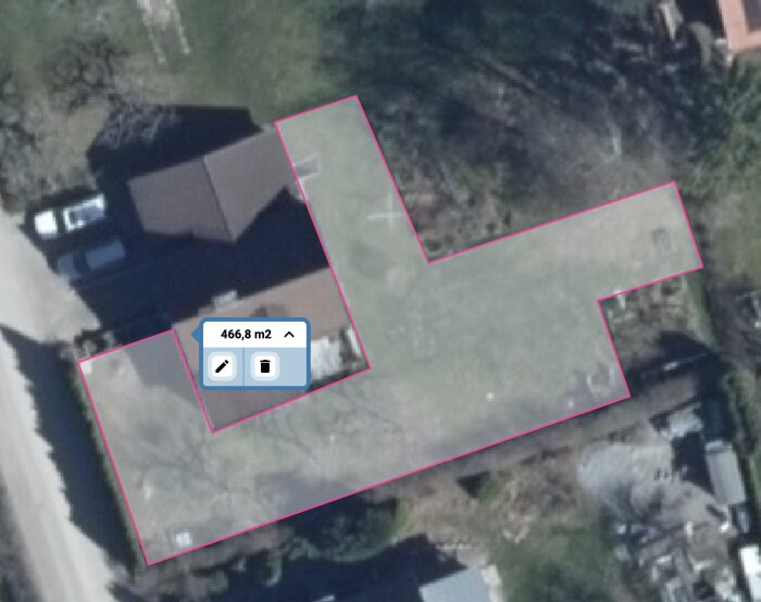Luftbild av tomt markerad med rosa linje för att visa gräsyta på 466,8 m².