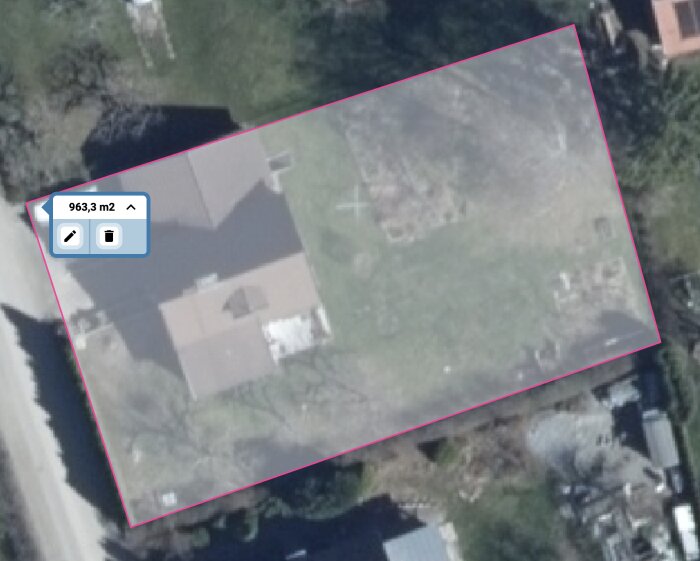 Satellitbild över tomtmarkerat område på 963,3 m² inklusive hus och trädgård.