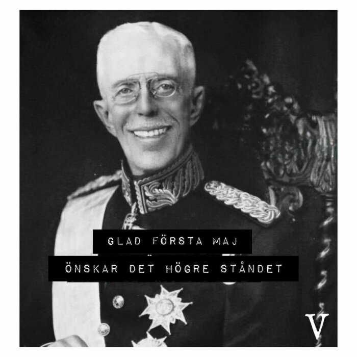 Svartvit bild av en leende man i militäruniform med texten "Glad första maj önskar det högre ståndet".