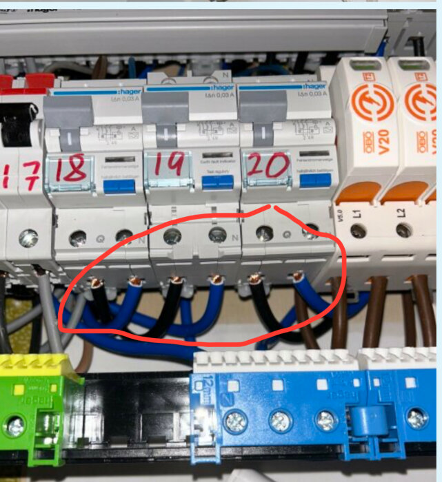 Elcentral med öppna elledningar markerade, ifrågasatt installationssätt.