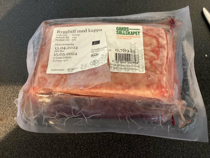 Förpackad ryggbiff med kappa på köksbänk inför grillning.